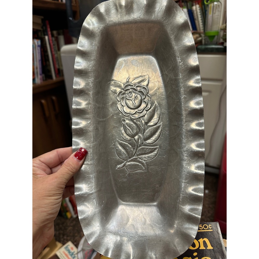 Vintage‎ Hammered Aluminum Rose Tray Embossed Floral Serving Dish Ruffled Edge